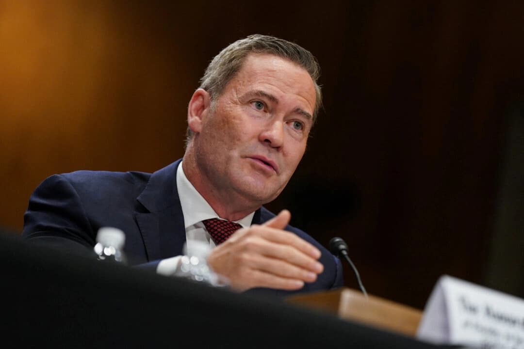 El exasesor de seguridad nacional Mike Waltz, nominado para ser embajador de Estados Unidos ante las Naciones Unidas, testifica ante una audiencia de confirmación del Comité de Relaciones Exteriores del Senado en el Capitolio, en Washington, el 15 de julio de 2025. (Ken Cedeno/Reuters)