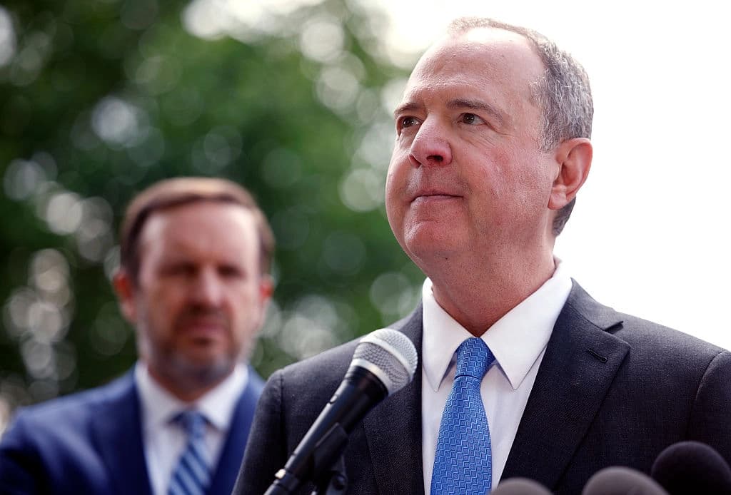 El senador estadounidense Adam Schiff (D-Calif.) habla en una rueda de prensa en Washington D. C. el 30 de abril de 2025. (Kevin Dietsch/Getty Images)