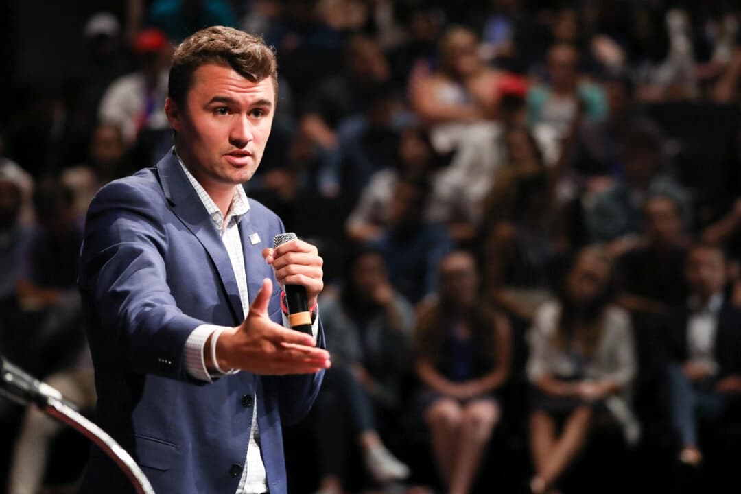 Charlie Kirk, fundador y director ejecutivo de Turning Point USA, habla en la Cumbre de Liderazgo de Institutos, un evento de Turning Point USA, en la Universidad George Washington en Washington el 26 de julio de 2018. (Samira Bouaou/The Epoch Times)