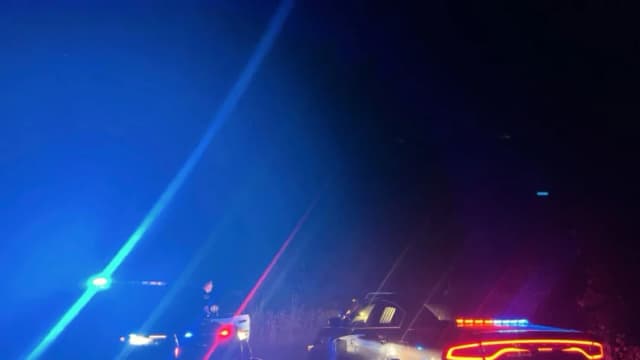 En esta foto proporcionada por la Oficina del Sheriff del Condado de Thurston, el personal policial responde a un accidente de helicóptero el miércoles por la noche cerca de la Base Conjunta Lewis-McChord en el estado de Washington el 17 de septiembre de 2025. (Oficina del Sheriff del Condado de Thurston vía AP)

