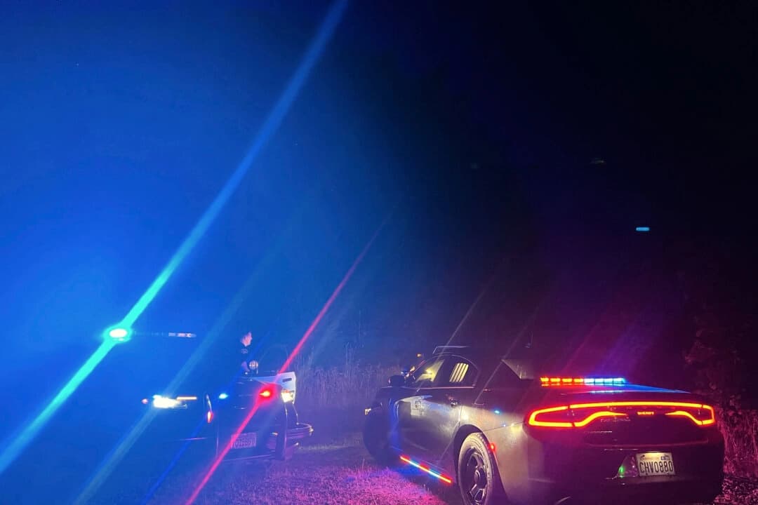 En esta foto proporcionada por la Oficina del Sheriff del Condado de Thurston, el personal policial responde a un accidente de helicóptero el miércoles por la noche cerca de la Base Conjunta Lewis-McChord en el estado de Washington el 17 de septiembre de 2025. (Oficina del Sheriff del Condado de Thurston vía AP)
