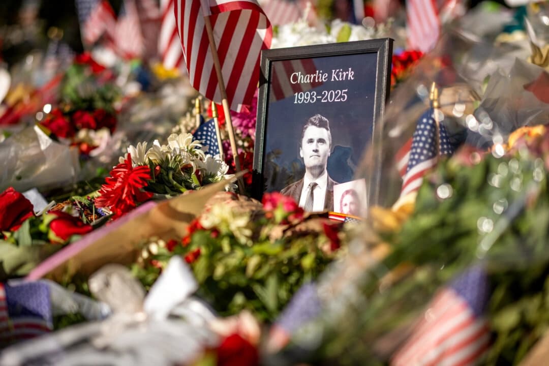 Un memorial en honor a Charlie Kirk en la Universidad del Valle de Utah, en Orem, Utah, el 16 de septiembre de 2025. (Madalina Kilroy/The Epoch Times)