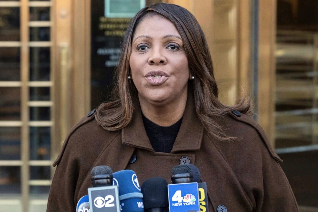 La fiscal general de Nueva York, Letitia James, habla durante una rueda de prensa frente al tribunal federal de Manhattan en Nueva York, el 14 de febrero de 2025. (Yuki Iwamura/AP Photo)
