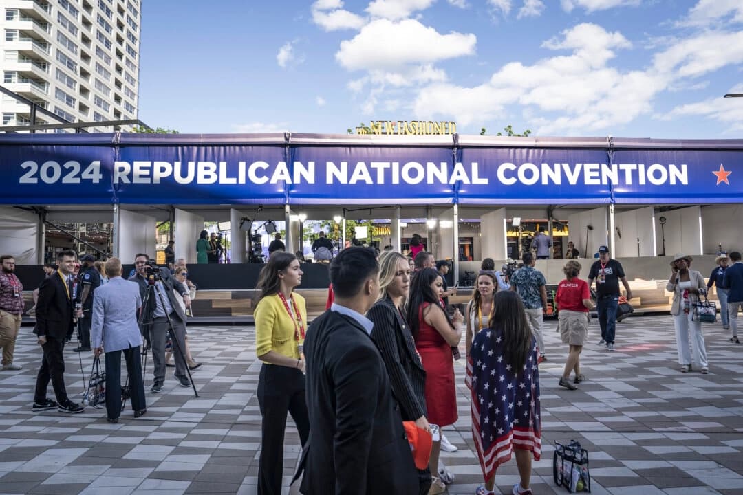 La gente se reúne fuera de la Convención Nacional Republicana (RNC) en Milwaukee, Wisconsin, el 17 de julio de 2024. (Madalina Vasiliu/The Epoch Times)
