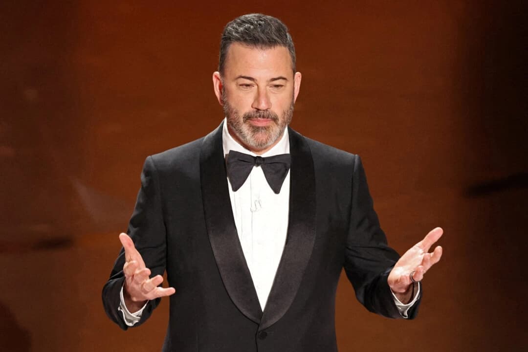 El presentador Jimmy Kimmel pronuncia su monólogo inaugural en la 96.ª edición de los Premios Óscar en Hollywood, Los Ángeles, el 10 de marzo de 2024. (Mike Blake/Reuters)
