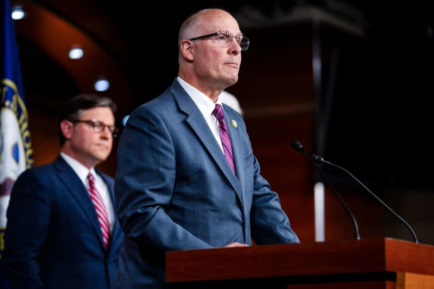 El presidente de la Cámara de Representantes, Mike Johnson (izq), y el representante John Moolenaar, presidente del Comité Selecto sobre el Partido Comunista Chino, durante una rueda de prensa en el Capitolio el 10 de septiembre de 2024. Kent Nishimura/Getty Images