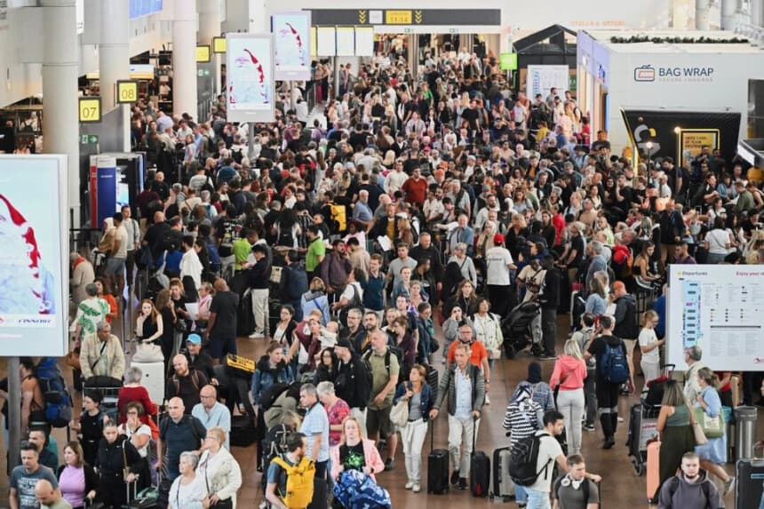 La gente pasa junto al panel de salidas tras un ciberataque que provocó retrasos en el Aeropuerto Internacional de Bruselas, en Zaventem (Bélgica), el 20 de septiembre de 2025. Harry Nakos/AP Photo