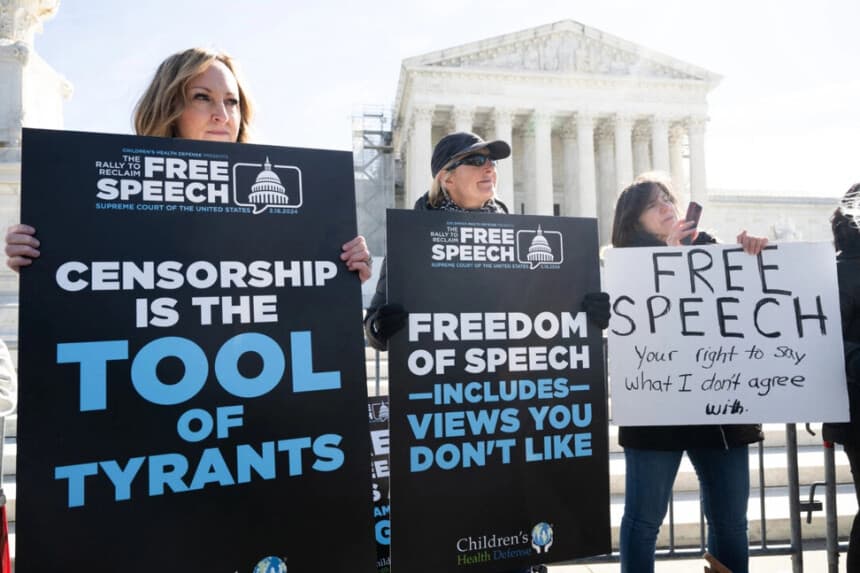 Activistas defensores de la libertad de expresión se manifiestan frente al Tribunal Supremo de los Estados Unidos en Washington el 18 de marzo de 2024. Saul Loeb/AFP vía Getty Images