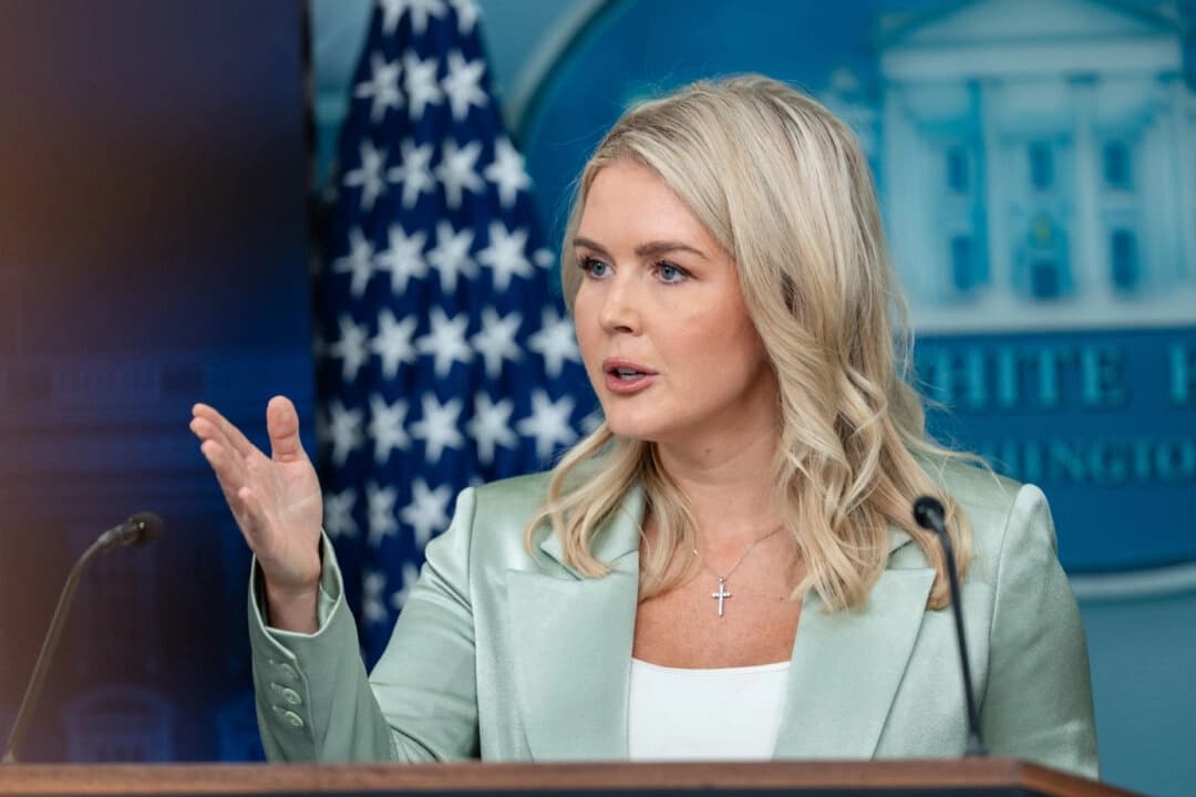 La secretaria de prensa de la Casa Blanca, Karoline Leavitt, habla durante una rueda de prensa en la Casa Blanca el 9 de septiembre de 2025. (Madalina Kilroy/The Epoch Times)
