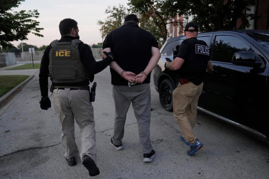 Agentes del Servicio de Inmigración y Control de Aduanas realizan una detención durante una operación matutina en Park Ridge, Illinois, el 19 de septiembre de 2025. AP Photo/Erin Hooley