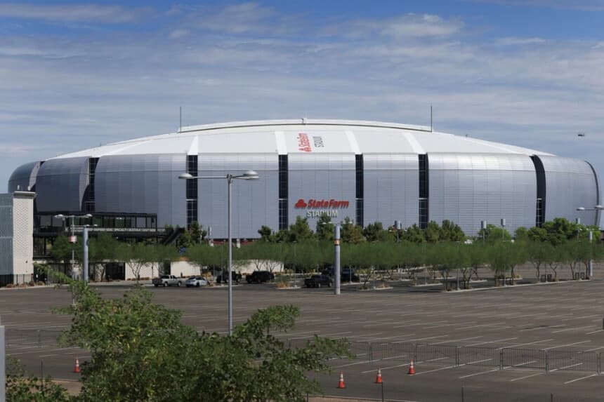 Un escuadrón de helicópteros de la Marina se prepara para sobrevolar el State Farm Stadium, sede de los Arizona Cardinals, antes del próximo servicio conmemorativo por el activista político Charlie Kirk, en Glendale, Arizona, el 18 de septiembre de 2025. Joe Raedle/Getty Images