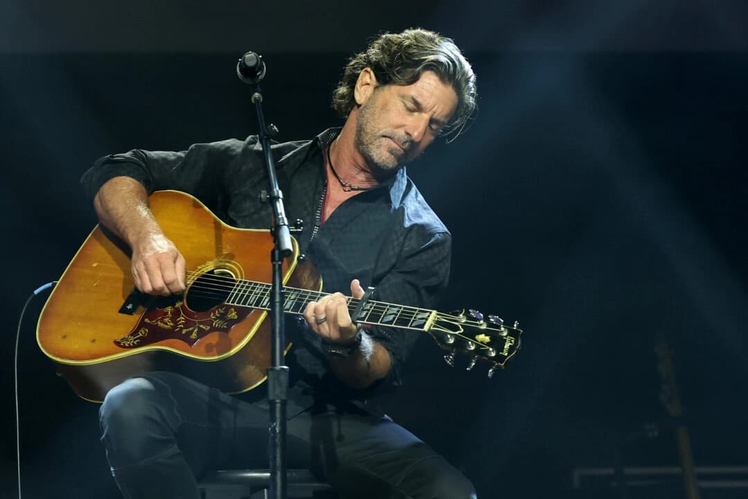 El compositor Brett James actúa en el escenario durante los premios NSAI 2022 Nashville Songwriter Awards en el Ryman Auditorium de Nashville el 20 de septiembre de 2022. (Terry Wyatt/Getty Images)