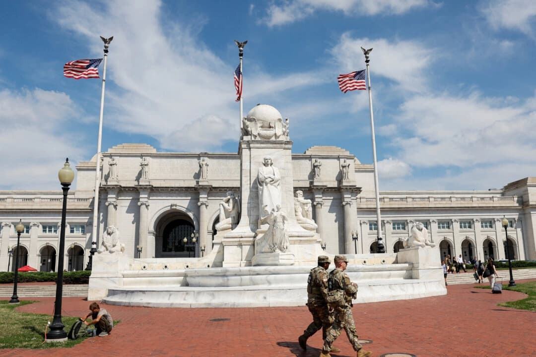 Miembros de la Guardia Nacional patrullan fuera de la estación Union Station en Washington el 15 de septiembre de 2025. (Daniel Becerril/Reuters)