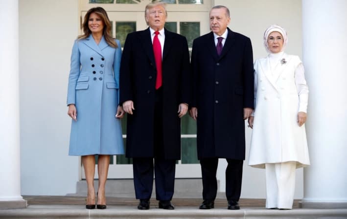El presidente Donald Trump y la primera dama Melania Trump junto al presidente turco Tayyip Erdogan (segundo desde la derecha) y Emine Erdogan (derecha), en la Casa Blanca, el 13 de noviembre de 2019. (Tom Brenner/Reuters)