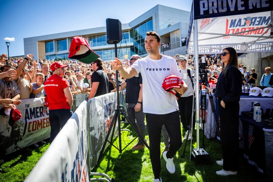 Charlie Kirk reparte gorras antes de dar un discurso en la Universidad Utah Valley en Orem, Utah, el 10 de septiembre de 2025. (Tess Crowley/The Deseret News vía AP)