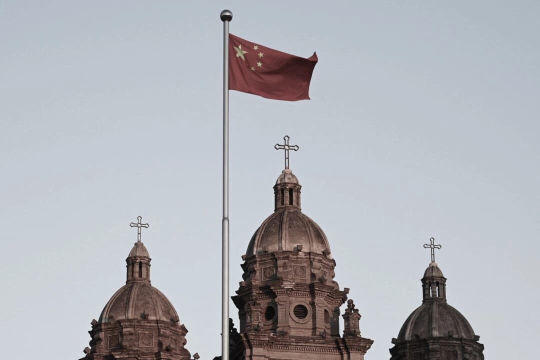 La bandera china ondea frente a la iglesia de San José, también conocida como iglesia católica de Wangfujing, en Beijing, el 22 de octubre de 2020. (Greg Baker/AFP a través de Getty Images)