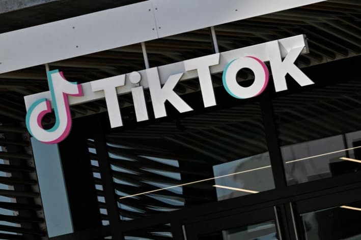 El logotipo de TikTok se ve afuera de las oficinas de la compañía china de videos, en Los Ángeles, el 4 de abril de 2025, en Culver City, California. (ROBYN BECK/AFP vía Getty Images)