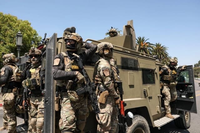 California prohíbe uso de máscaras a la mayoría de las fuerzas del orden, incluidos agentes federales