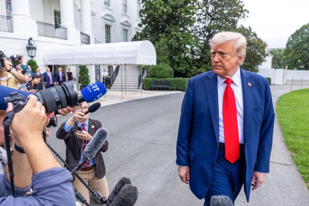 El presidente Donald Trump habla con los medios antes de abordar el Marine One en el jardín sur de la Casa Blanca el 21 de septiembre de 2025. (Tasos Katopodis/Getty Images)
