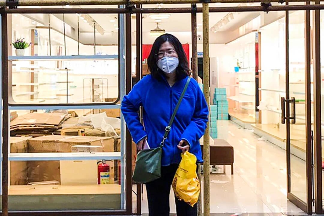 Zhang Zhan frente a una tienda durante una visita a Wuhan, provincia de Hubei, China, el 11 de abril de 2020. (Cortesía de Melanie Wang a través de AP)