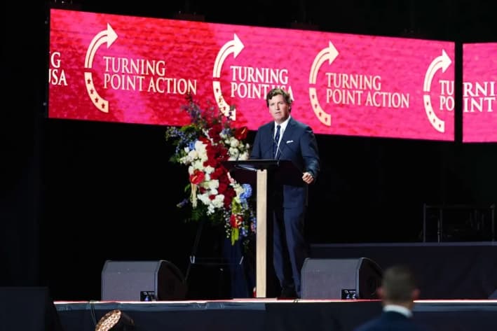 El comentarista político Tucker Carlson habla en el evento "Construyendo un legado: Recordando a Charlie Kirk" en el estadio State Farm en Glendale, Arizona, el 21 de septiembre de 2025. (Madalina Kilroy/The Epoch Times)