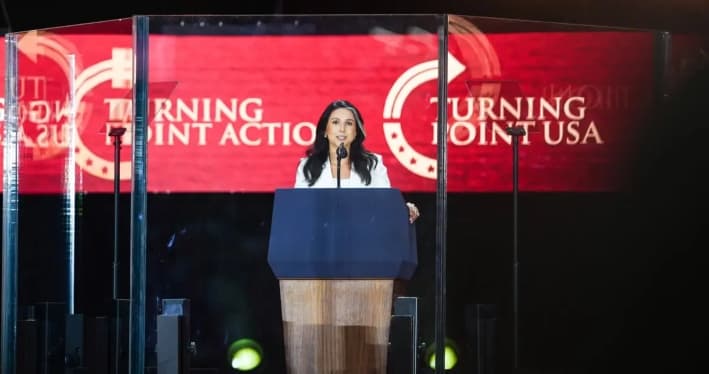 La directora de Inteligencia Nacional, Tulsi Gabbard, habla en el evento "Construyendo un legado: Recordando a Charlie Kirk" en el estadio State Farm en Glendale, Arizona, el 21 de septiembre de 2025. (Madalina Kilroy/The Epoch Times)