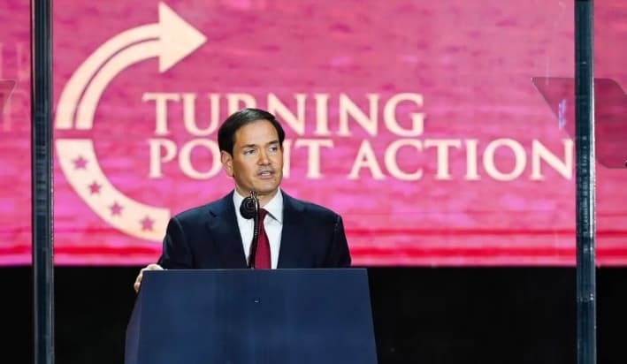 El secretario de Estado Marco Rubio habla en el evento "Construyendo un legado: Recordando a Charlie Kirk" en el estadio State Farm, en Glendale, Arizona, el 21 de septiembre de 2025. (Madalina Kilroy/The Epoch Times)