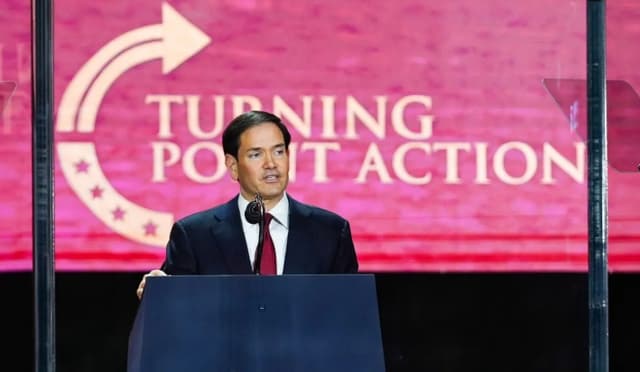 El secretario de Estado Marco Rubio habla en el evento "Construyendo un legado: Recordando a Charlie Kirk" en el estadio State Farm, en Glendale, Arizona, el 21 de septiembre de 2025. (Madalina Kilroy/The Epoch Times)