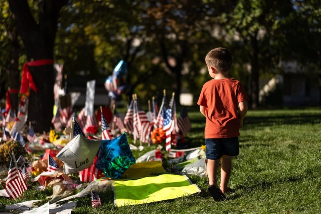 Un niño pasa junto al monumento conmemorativo a Charlie Kirk en la Universidad del Valle de Utah, en Orem, Utah, el 16 de septiembre de 2025. (Madalina Kilroy/The Epoch Times)