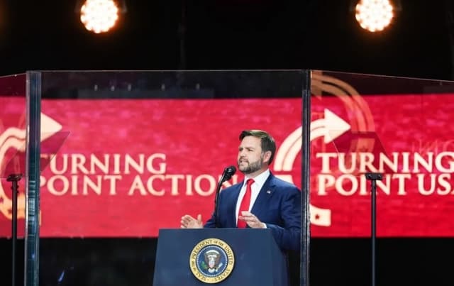 El vicepresidente J. D. Vance habla en el evento "Construyendo un legado: recordando a Charlie Kirk" en el estadio State Farm en Glendale, Arizona, el 21 de septiembre de 2025. (Madalina Kilroy/The Epoch Times)