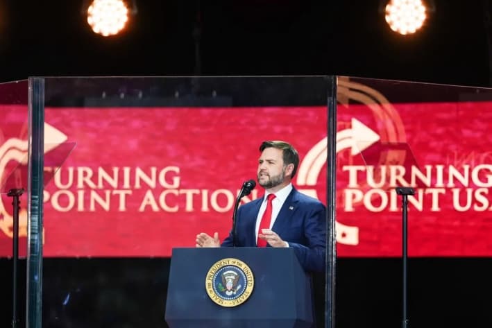 El vicepresidente J. D. Vance habla en el evento "Construyendo un legado: recordando a Charlie Kirk" en el estadio State Farm en Glendale, Arizona, el 21 de septiembre de 2025. (Madalina Kilroy/The Epoch Times)