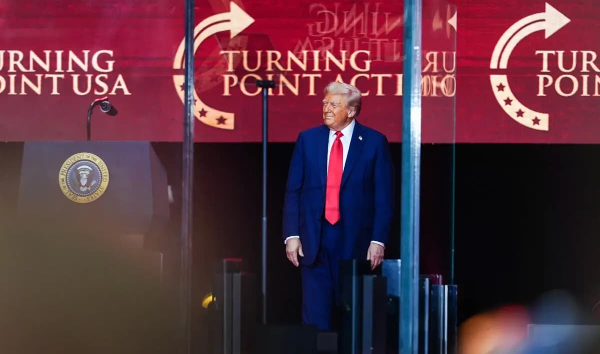 El presidente Donald Trump habla en el evento "Construyendo un legado: recordando a Charlie Kirk" en el estadio State Farm, en Glendale, Arizona, el 21 de septiembre de 2025. (Madalina Kilroy/The Epoch Times)