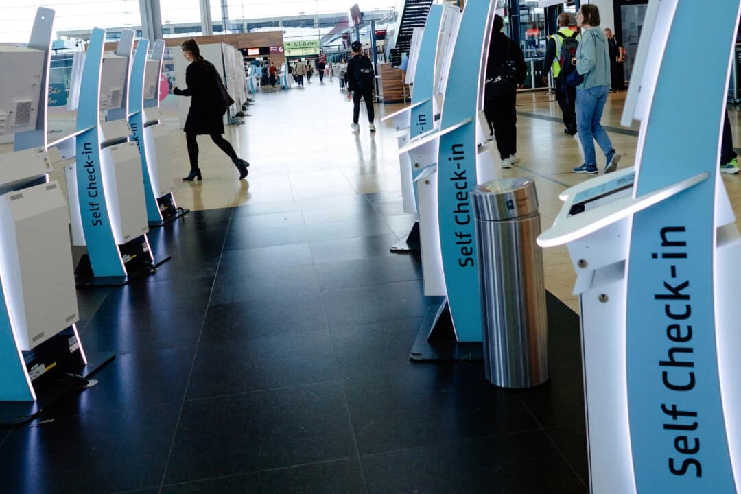 Mostradores de facturación en una terminal del aeropuerto de Berlín-Brandenburgo en Schönefeld, Alemania, el 20 de septiembre de 2025, después de que un ciberataque dirigido a los sistemas de facturación y embarque interrumpiera el tráfico aéreo en varios aeropuertos europeos importantes. (Carsten Koall/dpa vía AP)