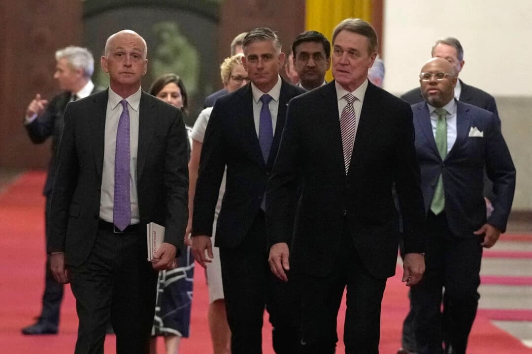 El representante Adam Smith (D-Wash.) (2.º por la izquierda), miembro destacado del Comité de Servicios Armados de la Cámara de Representantes, encabeza un grupo bipartidista de legisladores estadounidenses para reunirse con el primer ministro chino Li Qiang en Beijing el 21 de septiembre de 2025. (Mahesh Kumar A./Pool/AFP a través de Getty Images)