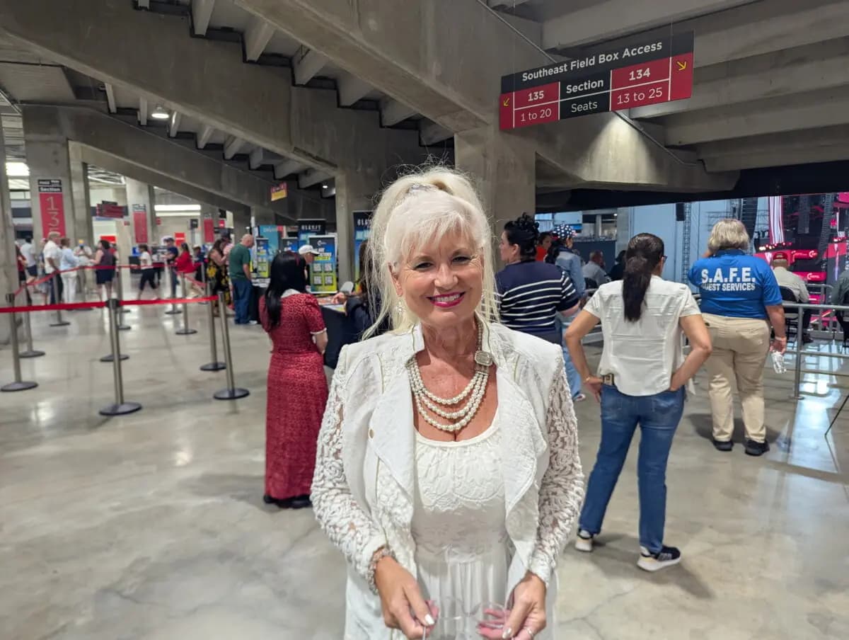 Una asistente al funeral de Charlie Kirk, que solo quiso identificarse por su nombre de pila, Joy, posa dentro del State Farm Stadium de Phoenix, Arizona, el 21 de septiembre de 2025. (Ryan Morgan/The Epoch Times)