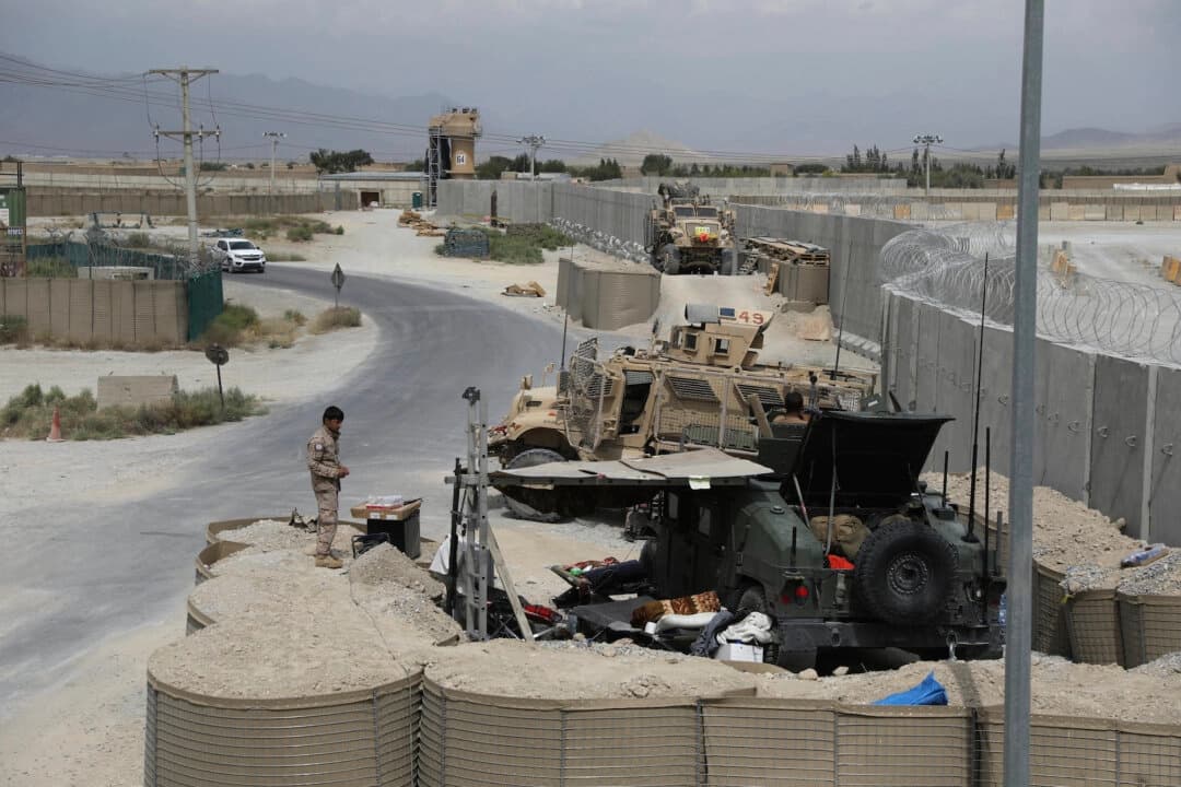 Un miembro de las fuerzas de seguridad afganas monta guardia tras la salida del ejército estadounidense de la base aérea de Bagram, en Afganistán, el 5 de julio de 2021. (Rahmat Gul/AP Photo)