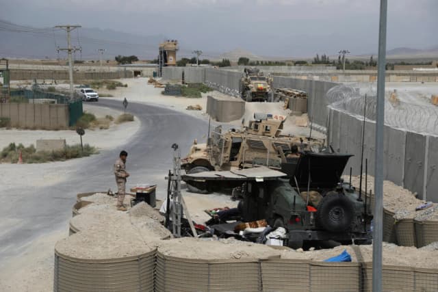 Talibanes rechazan el pedido de Trump de devolver la base aérea afgana al control de EE. UU.