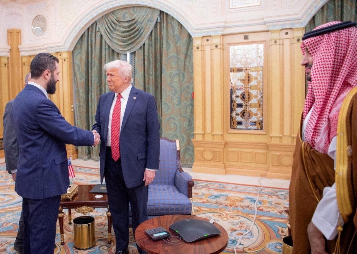 El presidente de Estados Unidos, Donald Trump, se reúne con el presidente sirio Ahmed al-Sharaa en Riad, Arabia Saudita, el 14 de mayo de 2025. (Agencia de Prensa Saudita/Handout vía Reuters)
