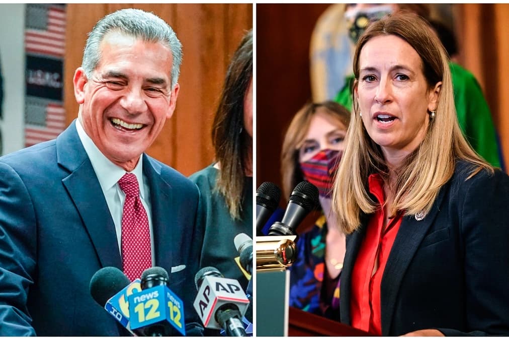 (I) El candidato republicano a gobernador Jack Ciattarelli habla durante una rueda de prensa en Raritan, Nueva Jersey, el viernes 12 de noviembre de 2021. (D) La representante Mikie Sherrill (D- N.J.) habla durante un evento en la sala Rayburn del Capitolio de los Estados Unidos en Washington el 28 de septiembre de 2021. (Chip Somodevilla/Getty Images; Mary Altaffer/ AP).