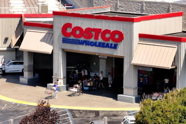 El logotipo de Costco en el exterior de una tienda Costco, en Richmond, California, el 11 de julio de 2024. (Justin Sullivan/Getty Images)