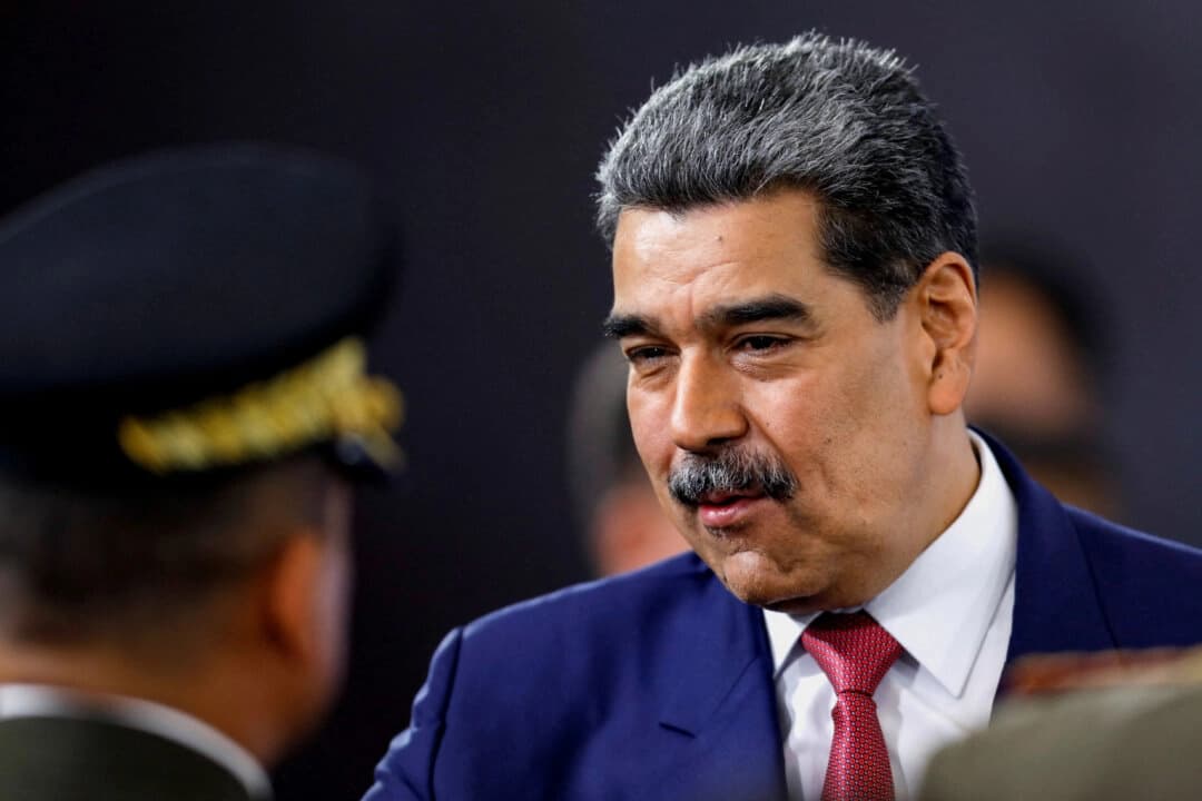 El presidente venezolano Nicolás Maduro se prepara para abandonar la sala al término de una rueda de prensa, días después de anunciar que Venezuela desplegaría fuerzas militares, policiales y civiles en 284 "frentes de batalla" repartidos por todo el país, en medio de las crecientes tensiones con Estados Unidos, en Caracas, Venezuela, el 15 de septiembre de 2025. (Leonardo Fernández Viloria/Reuters).