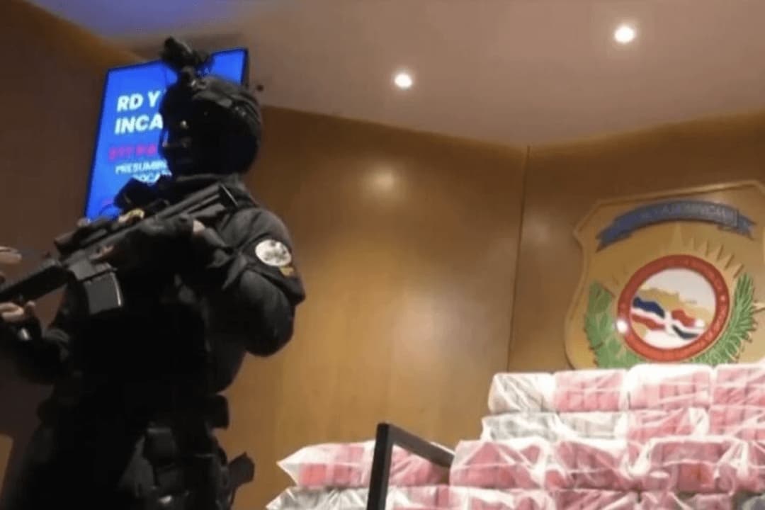 Un oficial armado custodiando drogas en una conferencia de prensa en Santo Domingo, República Dominicana, el 21 de septiembre de 2025. (DMR Dirección Nacional de Control de Drogas vía AP)
