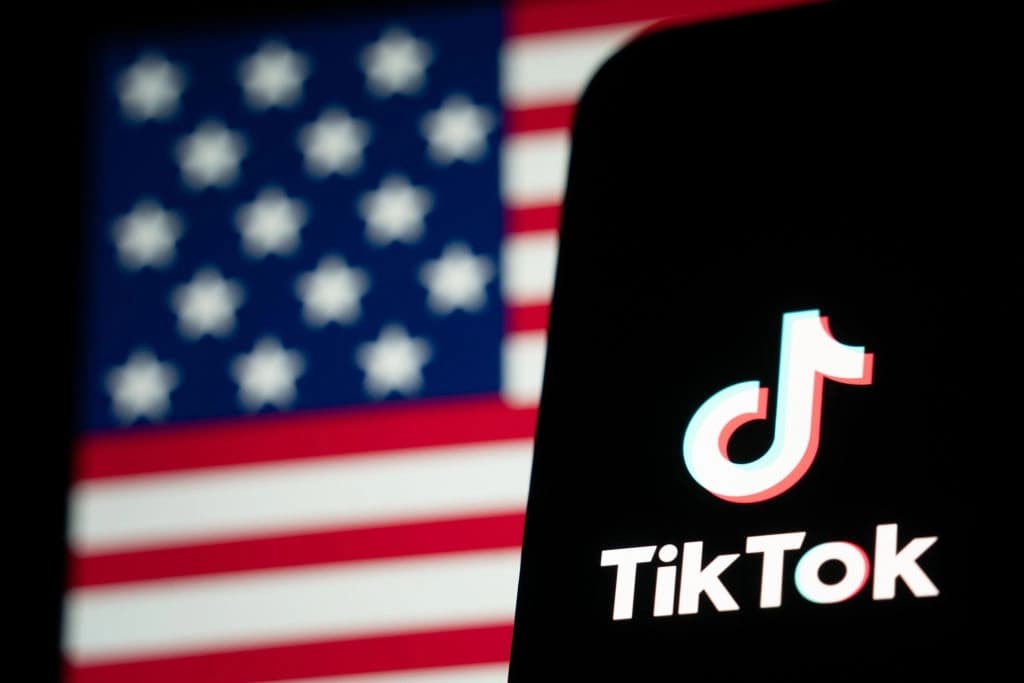 El logotipo de TikTok y la bandera de Estados Unidos se ven en las pantallas de Hong Kong, el 18 de enero de 2025. (Anthony Kwan/Getty Images)
