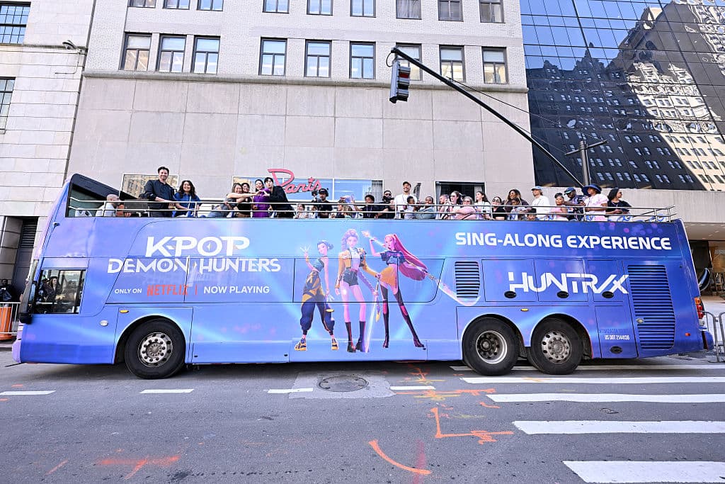El reparto y los cineastas participan en la experiencia «KPop Demon Hunters-Sing Along» en el Paris Theater el 23 de agosto de 2025 en la ciudad de Nueva York. (Foto de Roy Rochlin/Getty Images para Netflix)