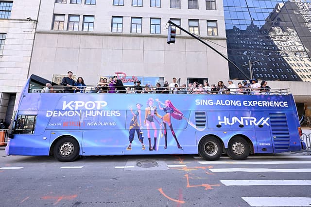 El reparto y los cineastas participan en la experiencia «KPop Demon Hunters-Sing Along» en el Paris Theater el 23 de agosto de 2025 en la ciudad de Nueva York. (Foto de Roy Rochlin/Getty Images para Netflix)