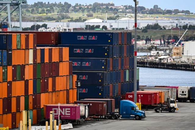 Contenedores de carga en el puerto de Los Ángeles el 15 de abril de 2025. Patrick T. (Fallon/AFP a través de Getty Images).