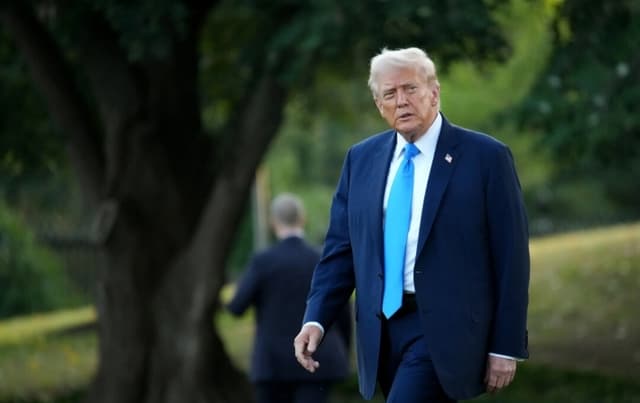 El presidente Donald Trump saliendo de la Casa Blanca, el 22 de septiembre de 2025. (Andrew Harnik/Getty Images)