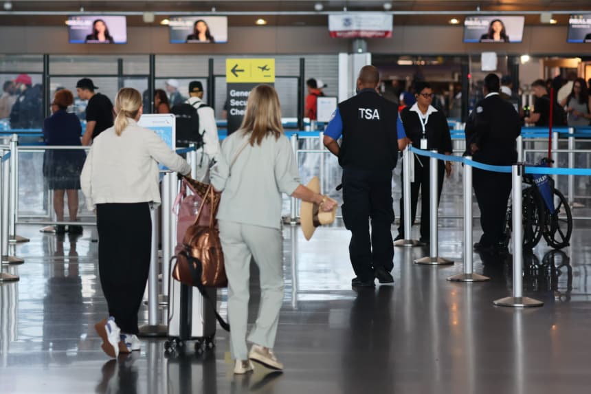 Personas caminan por la Terminal 8 del Aeropuerto JFK el 29 de agosto de 2025 en Nueva York, Nueva York. (Michael M. Santiago/Getty Images)