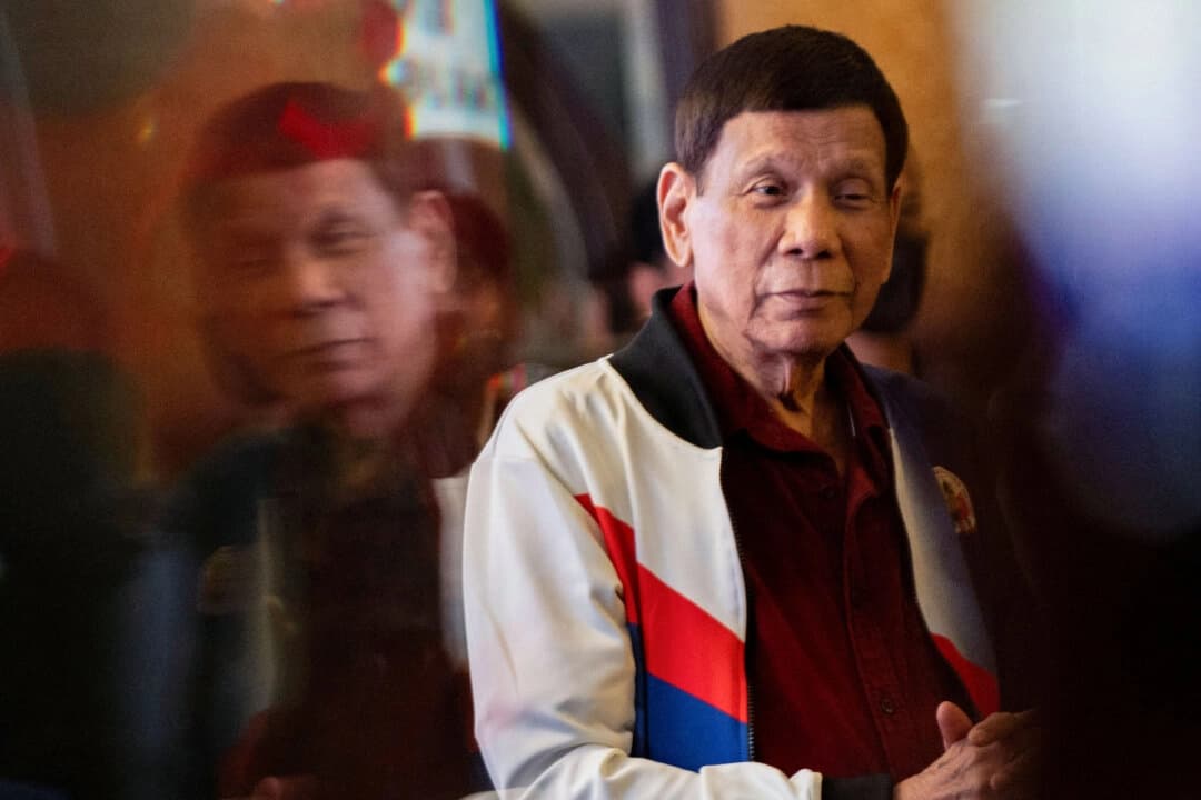 El expresidente filipino Rodrigo Duterte pronuncia un discurso durante el mitin de proclamación de los candidatos al Senado de su partido político, el PDP-Laban, antes de las elecciones de mitad de mandato, en el Club Filipino de San Juan, Metro Manila, Filipinas, el 13 de febrero de 2025. (Eloisa López/Reuters).