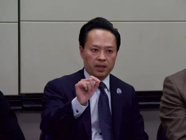 El fiscal del condado de Sacramento, Thien Ho, habla en un panel de debate sobre la Proposición 47 en Sacramento, California, el 24 de abril de 2024. Ho ha presentado múltiples cargos contra el presunto tirador Anibal Hernandez Santana, de Sacramento. (Travis Gillmore/The Epoch Times)